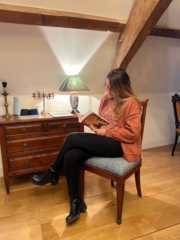 Lecture dans la chambre d'hotes