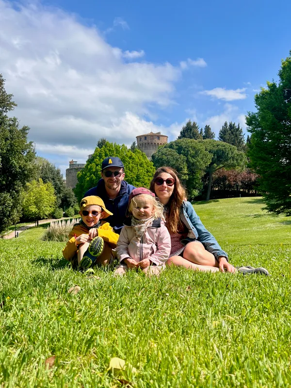Moment de famille authentique en voyage