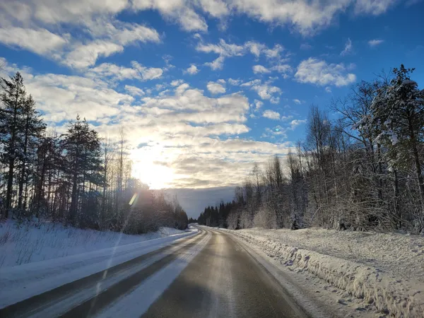 Route enneigée lors du road trip en Laponie